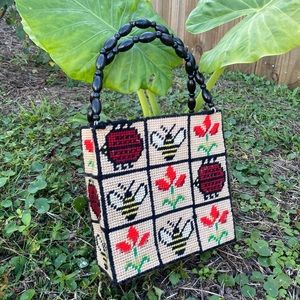 Vintage 1970s knitted tote bag w/ flowers/bees